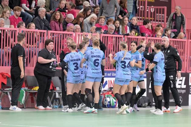 the Flames from Bensheim get ready TusSies Metzingen vs HSG Bensheim Auerbach, Handball, Alsco HBF, 5 League Matchday, Season 2025 2026, 29 10 2025 TusSies Metzingen vs HSG Bensheim Auerbach, Handball, Alsco HBF, 5 League Matchday, Season 2025 2026, 29 10 2025 Tuebingen Copyright: xEibner-Pressefoto TobiasxBaurx EP_TBR