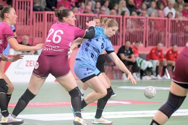 Nina Engel HSG Bensheim Auerbach, 06 vs Svenja Huebner TusSies Metzingen, 26 TusSies Metzingen vs HSG Bensheim Auerbach, handball, Alsco HBF, 5 league matchday, 2025 2026 season, 29 10 2025 TusSies Metzingen vs HSG Bensheim Auerbach, handball, Alsco HBF, 5 league matchday, 2025 2026 season, 29 10 2025 Tuebingen Copyright: xEibner-Pressefoto TobiasxBaurx EP_TBR