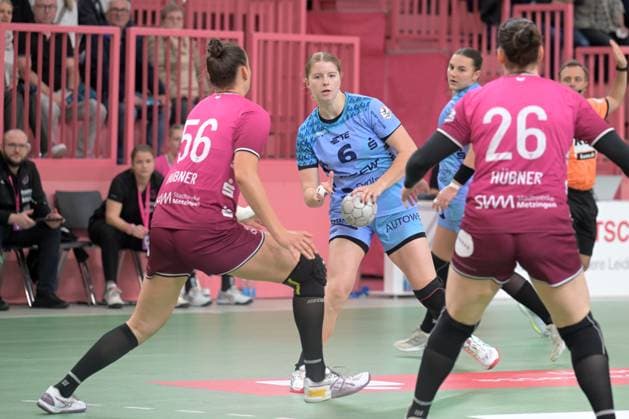 Nina Engel HSG Bensheim Auerbach, 06 vs Carolin Huebner TusSies Metzingen, 56 TusSies Metzingen vs HSG Bensheim Auerbach, Handball, Alsco HBF, 5 League Matchday, Season 2025 2026, 29 10 2025 TusSies Metzingen vs HSG Bensheim Auerbach, Handball, Alsco HBF, 5 League Matchday, Season 2025 2026, 29 10 2025 Tuebingen Copyright: xEibner-Pressefoto TobiasxBaurx EP_TBR