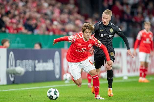 GER, Mainz, Soccer, DFB Cup, 2nd main round, FSV Mainz 05 vs VFB Stuttgart in the picture from l Kaishu Sano FSV Mainz 05 06 , Chris Fuehrich VFB Stuttgart 10 , Zweikampf 29 10 2025, MEWA Arena Mainz DFB REGULATIONS PROHIBIT ANY USE OF PHOTOGRAPHS AS IMAGE SEQUENCES AND OR QUASI VIDEO, Copyright: HMBxMedia PaulxFritz