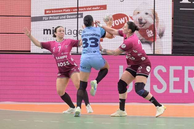 Sabrina Troester TusSies Metzingen, 07 and Gabriela Clausson Bitolo TusSies Metzingen, 22 against Lucie Marie Kretzschmar HSG Bensheim Auerbach, 33 TusSies Metzingen vs HSG Bensheim Auerbach, Handball, Alsco HBF, 5 League Matchday, Season 2025 2026, 29 10 2025 TusSies Metzingen vs HSG Bensheim Auerbach, Handball, Alsco HBF, 5 League Matchday, Season 2025 2026, 29 10 2025 Tuebingen Copyright: xEibner-Pressefoto TobiasxBaurx EP_TBR