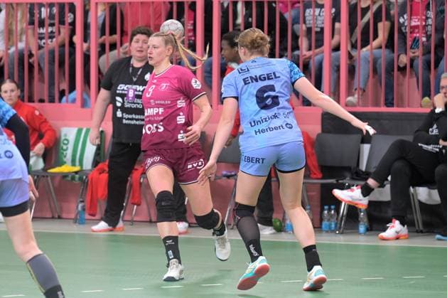 Naina Klein TusSies Metzingen, 09 vs Nina Engel HSG Bensheim Auerbach, 06 TusSies Metzingen vs HSG Bensheim Auerbach, handball, Alsco HBF, 5 league matchday, 2025 2026 season, 29 10 2025 TusSies Metzingen vs HSG Bensheim Auerbach, handball, Alsco HBF, 5 league matchday, 2025 2026 season, 29 10 2025 Tuebingen Copyright: xEibner-Pressefoto TobiasxBaurx EP_TBR