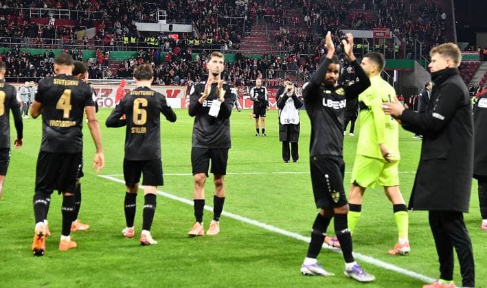 29 10 2025, xhbx, Fußball DFB Pokal 2 Runde, FSV Mainz 05 VfB Stuttgart v l Spieler, Mannschaft von VfB Stuttgart jubeln jubiliert nach Spielende DFL DFB REGULATIONS PROHIBIT ANY USE OF PHOTOGRAPHS as IMAGE SEQUENCES and or QUASI VIDEO Mainz