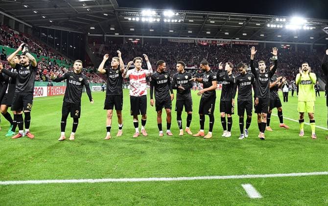 29 10 2025, xhbx, Fußball DFB Pokal 2 Runde, FSV Mainz 05 VfB Stuttgart v l Spieler, Mannschaft von VfB Stuttgart jubeln jubiliert nach Spielende DFL DFB REGULATIONS PROHIBIT ANY USE OF PHOTOGRAPHS as IMAGE SEQUENCES and or QUASI VIDEO Mainz