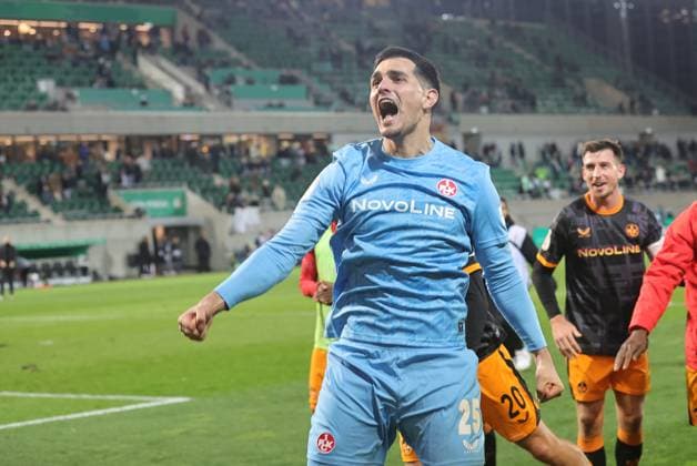 29.10.2025 - Fussball - Saison 2025 2026 - DFB Pokal Vereinspokal - 02. Runde: SpVgg Greuther Fürth ( Kleeblatt ) - 1. FC Kaiserslautern FCK ( Rote Teufel ) - Sportfoto Zink DaMa - xdaxmax - regulations prohibit any use of photographs as image sequences and or quasi-video - Jubel Freude nach Spielende - Simon Simoni (25, 1. FC Kaiserslautern FCK ) und Mannschaft Team des FCK feiert mit Zuschauer Publikum Fans *** 29 10 2025 Soccer Season 2025 2026 DFB Pokal Club Cup 02 Round SpVgg Greuther Fürth Kleeblatt 1 FC Kaiserslautern FCK Rote Teufel Sportfoto Zink DaMa xdaxmax regulations prohibit any use of photographs as image sequences and or quasi video Jubel Freude nach Spielende Simon Simoni 25, 1 FC Kaiserslautern FCK und Mannschaft Team des FCK celebrates with spectators audience fans