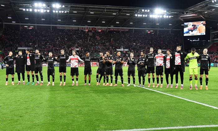 29 10 2025, xhbx, Fußball DFB Pokal 2 Runde, FSV Mainz 05 VfB Stuttgart v l Spieler, Mannschaft von VfB Stuttgart jubeln jubiliert nach Spielende DFL DFB REGULATIONS PROHIBIT ANY USE OF PHOTOGRAPHS as IMAGE SEQUENCES and or QUASI VIDEO Mainz