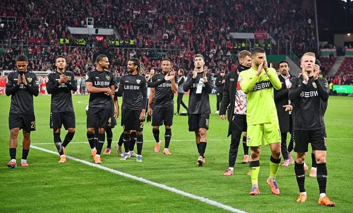 29 10 2025, xhbx, Fußball DFB Pokal 2 Runde, FSV Mainz 05 VfB Stuttgart v l Spieler, Mannschaft von VfB Stuttgart jubeln jubiliert nach Spielende DFL DFB REGULATIONS PROHIBIT ANY USE OF PHOTOGRAPHS as IMAGE SEQUENCES and or QUASI VIDEO Mainz