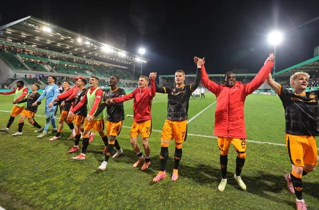 29 10 2025 Soccer Season 2025 2026 DFB Pokal Club Cup 02 Round SpVgg Greuther Fürth Kleeblatt 1 FC Kaiserslautern FCK Rote Teufel Sportfoto Zink DaMa xdaxmax regulations prohibit any use of photographs as image sequences and or quasi video Jubel Freude nach Spielende Mannschaft Team des FCK celebrates with spectators audience fans Jubelkette Jubelwelle