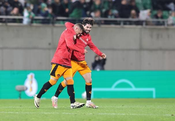 29 10 2025 Soccer Season 2025 2026 DFB Pokal Club Cup 02 Round SpVgg Greuther Fürth Kleeblatt 1 FC Kaiserslautern FCK Rote Teufel Sportfoto Zink DaMa xdaxmax regulations prohibit any use of photographs as image sequences and or quasi video Jubel Freude nach Spielende Marlon Ritter 7, 1 FC Kaiserslautern FCK Semih Sahin 8, 1 FC Kaiserslautern FCK jubeln