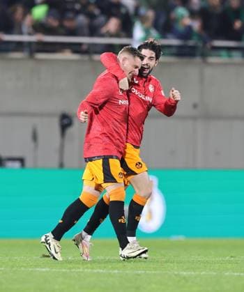 29 10 2025 Soccer Season 2025 2026 DFB Pokal Club Cup 02 Round SpVgg Greuther Fürth Kleeblatt 1 FC Kaiserslautern FCK Rote Teufel Sportfoto Zink DaMa xdaxmax regulations prohibit any use of photographs as image sequences and or quasi video Jubel Freude nach Spielende Marlon Ritter 7, 1 FC Kaiserslautern FCK Semih Sahin 8, 1 FC Kaiserslautern FCK jubeln
