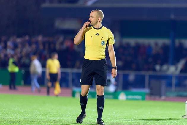 Referee Patrick Schwengers has to keep checking for the pyrotechnics of the Magdeburg fans GER, FV Illertissen 1921 e V vs 1 FC Magdeburg, Football, Mens DFB Cup, 2nd round, 2025 2026 season, 29 10 2025 GER, FV Illertissen 1921 e V vs 1 FC Magdeburg, Football, Mens DFB Cup, 2nd round, 2025 2026 season, 29 10 2025 Illertissen Copyright: xEibner-Pressefoto GeraldxOelze-dexStoppanyx EP_ODS