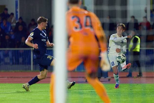 Noah Pesch 1 FC Magdeburg, 10 flank tackle without obstruction by Maximilian Neuberger FV Illertissen, 38 GER, FV Illertissen 1921 e V vs 1 FC Magdeburg, Football, Mens DFB Cup, 2nd round, 2025 2026 season, 29 10 2025 GER, FV Illertissen 1921 e V vs 1 FC Magdeburg, Football, Mens DFB Cup, 2nd round, 2025 2026 season, 29 10 2025 Illertissen Copyright: xEibner-Pressefoto GeraldxOelze-dexStoppanyx EP_ODS