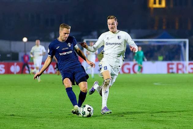 Max Zeller FV Illertissen, 02 klaert vor Maximilian Breunig 1 FC Magdeburg, 09 GER, FV Illertissen 1921 e V vs 1 FC Magdeburg, Fußball, Herren DFB Pokal, 2 Runde, Saison 2025 2026, 29 10 2025 GER, FV Illertissen 1921 e V vs 1 FC Magdeburg, Fußball, Herren DFB Pokal, 2 Runde, Saison 2025 2026, 29 10 2025 Illertissen Copyright: xEibner-Pressefoto GeraldxOelze-dexStoppanyx EP_ODS