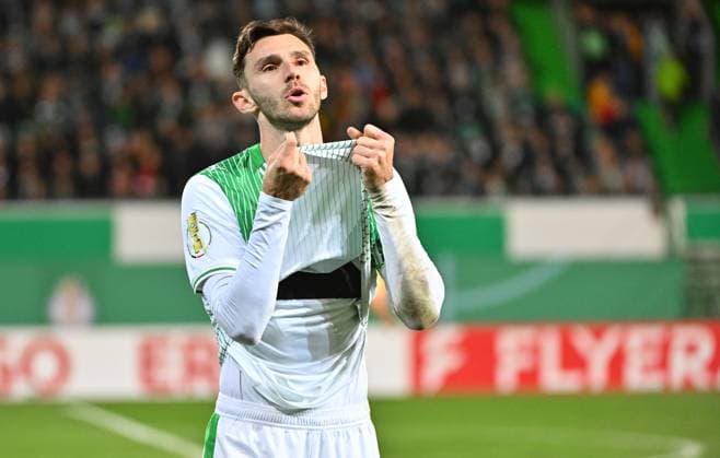 29 10 2025 Football season 2025 2026 DFB Pokal Club Cup 02 round SpVgg Greuther Fürth Kleeblatt 1 FC Kaiserslautern FCK Rote Teufel Sportfoto Zink MeZi xmexzix regulations prohibit any use of photographs as image sequences and or quasi video Branimir Hrgota 10, SpVgg Greuther Fürth disappointed disappointment after the end of the match