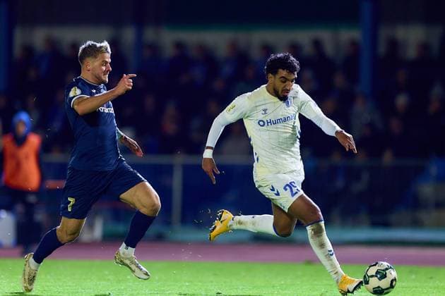 Rayan Ghrieb 1 FC Magdeburg, 29 laeuft Yannick Glessing FV Illertissen, 07 davon GER, FV Illertissen 1921 e V vs 1 FC Magdeburg, Football, Mens DFB Cup, 2nd round, 2025 2026 season, 29 10 2025 GER, FV Illertissen 1921 e V vs 1 FC Magdeburg, Football, Mens DFB Cup, 2nd round, 2025 2026 season, 29 10 2025 Illertissen Copyright: xEibner-Pressefoto GeraldxOelze-dexStoppanyx EP_ODS