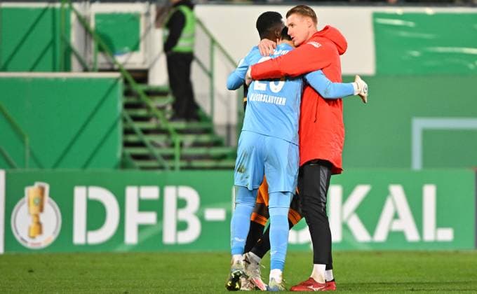 29 10 2025 Soccer Season 2025 2026 DFB Pokal Club Cup 02 Round SpVgg Greuther Fürth Kleeblatt 1 FC Kaiserslautern FCK Rote Teufel Sportfoto Zink MeZi xmexzix regulations prohibit any use of photographs as image sequences and or quasi video Jubel Freude nach Spielende Simon Simoni 25, 1 FC Kaiserslautern FCK Julian Krahl 1, 1 FC Kaiserslautern FCK