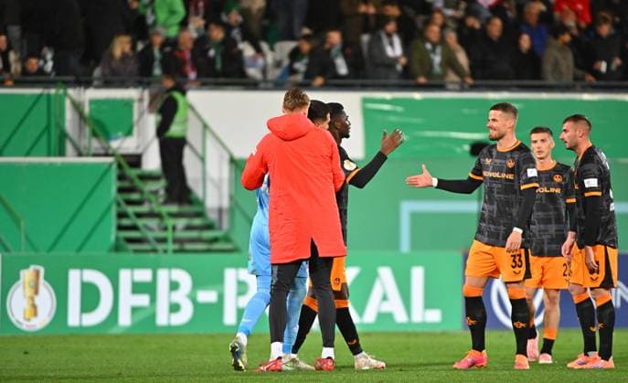29 10 2025 Soccer Season 2025 2026 DFB Pokal Club Cup 02 Round SpVgg Greuther Fürth Kleeblatt 1 FC Kaiserslautern FCK Rote Teufel Sportfoto Zink MeZi xmexzix regulations prohibit any use of photographs as image sequences and or quasi video Jubel Freude bei Jan Elvedi 33, 1 FC Kaiserslautern FCK und Co