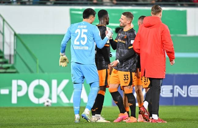 29 10 2025 Football season 2025 2026 DFB Pokal Club Cup 02 round SpVgg Greuther Fürth Kleeblatt 1 FC Kaiserslautern FCK Rote Teufel Sportfoto Zink MeZi xmexzix regulations prohibit any use of photographs as image sequences and or quasi video jubilation joy after the end of the match Simon Simoni 25, 1 FC Kaiserslautern FCK Jan Elvedi 33, 1 FC Kaiserslautern FCK