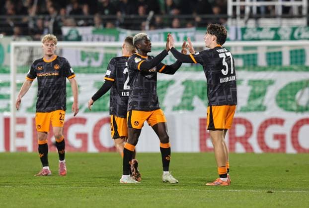 29 10 2025 Soccer Season 2025 2026 DFB Pokal Club Cup 02 Round SpVgg Greuther Fürth Kleeblatt 1 FC Kaiserslautern FCK Rote Teufel Sportfoto Zink DaMa xdaxmax regulations prohibit any use of photographs as image sequences and or quasi video Jubel Freude nach Spielende Afeez Aremu 23, 1 FC Kaiserslautern FCK Leon Robinson 37, 1 FC Kaiserslautern FCK und Mannschaft Team