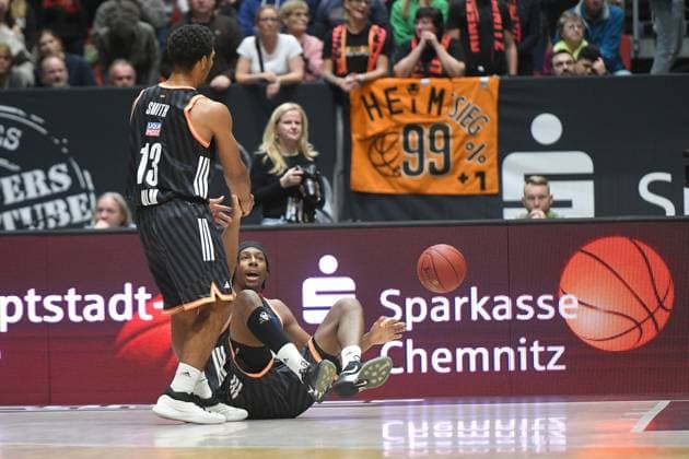 Mark Smith ratiopharm ulm li , helps Mohamed Diakite ratiopharm ulm high GER, NINERS Chemnitz vs ratiopharm ulm, Basketball, BKT EuroCup, Matchday 5, Season 2025 2026, 29 10 2025 GER, NINERS Chemnitz vs ratiopharm ulm, Basketball, BKT EuroCup, Matchday 5, Season 2025 2026, 29 10 2025 Chemnitz Copyright: xEibner-Pressefoto BertxHarzerx EP_BHR
