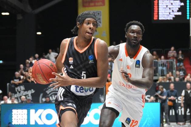 duel between Mohamed Diakite ratiopharm ulm left and Amadou Sow NINERS Chemnitz right GER, NINERS Chemnitz vs ratiopharm ulm, Basketball, BKT EuroCup, Matchday 5, Season 2025 2026, 29 10 2025 GER, NINERS Chemnitz vs ratiopharm ulm, Basketball, BKT EuroCup, Matchday 5, Season 2025 2026, 29 10 2025 Chemnitz Copyright: xEibner-Pressefoto BertxHarzerx EP_BHR
