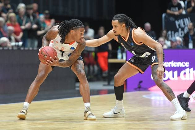 Nelson Weidemann ratiopharm ulm right and Nike Sibande NINERS Chemnitz left GER, NINERS Chemnitz vs ratiopharm ulm, Basketball, BKT EuroCup, Matchday 5, Season 2025 2026, 29 10 2025 GER, NINERS Chemnitz vs ratiopharm ulm, Basketball, BKT EuroCup, Matchday 5, Season 2025 2026, 29 10 2025 Chemnitz Copyright: xEibner-Pressefoto BertxHarzerx EP_BHR