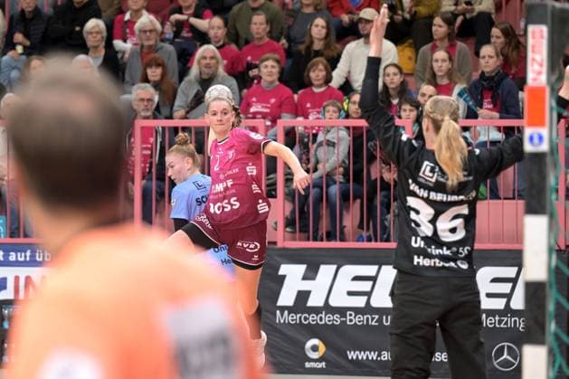 Selina Lindemann TusSies Metzingen, 02 vs Helen van Beurden HSG Bensheim Auerbach, 36 TusSies Metzingen vs HSG Bensheim Auerbach, Handball, Alsco HBF, 5 League Matchday, Season 2025 2026, 29 10 2025 TusSies Metzingen vs HSG Bensheim Auerbach, Handball, Alsco HBF, 5 League Matchday, Season 2025 2026, 29 10 2025 Tuebingen Copyright: xEibner-Pressefoto TobiasxBaurx EP_TBR