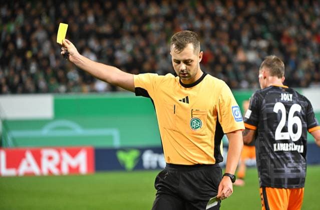 29 10 2025 Soccer Season 2025 2026 DFB Pokal Club Cup 02 Round SpVgg Greuther Fürth Kleeblatt 1 FC Kaiserslautern FCK Rote Teufel Sportfoto Zink MeZi xmexzix regulations prohibit any use of photographs as image sequences and or quasi video Marc Philip Eckermann Referee with yellow card Yellow
