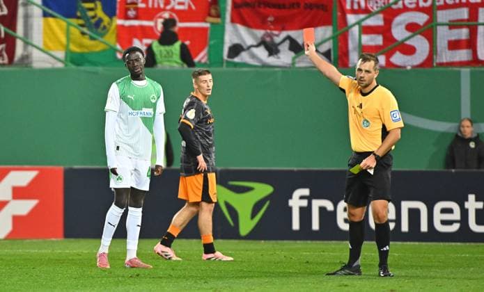29 10 2025 Soccer Season 2025 2026 DFB Pokal Club Cup 02 Round SpVgg Greuther Fürth Kleeblatt 1 FC Kaiserslautern FCK Rote Teufel Sportfoto Zink MeZi xmexzix regulations prohibit any use of photographs as image sequences and or quasi video Marc Philip Eckermann Referee shows Omar Sillah 42, SpVgg Greuther Fürth yellow red card sending off