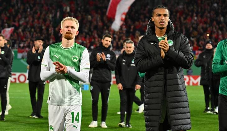 29 10 2025 Football season 2025 2026 DFB Pokal Vereinspokal 02 Runde SpVgg Greuther Fürth Kleeblatt 1 FC Kaiserslautern FCK Rote Teufel Sportfoto Zink xwoxzix regulations prohibit any use of photographs as image sequences and or quasi video Jomaine Consbruch 14, SpVgg Greuther Fürth David Abrangao 40, SpVgg Greuther Fürth after the end of the match