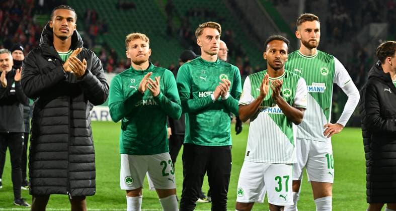 29 10 2025 Soccer season 2025 2026 DFB Pokal Vereinspokal 02 Runde SpVgg Greuther Fürth Kleeblatt 1 FC Kaiserslautern FCK Rote Teufel Sportfoto Zink xwoxzix regulations prohibit any use of photographs as image sequences and or quasi video David Abrangao 40, SpVgg Greuther Fürth Jannik Dehm 23, SpVgg Greuther Fürth Gian Luca Gian Luca Itter 27, SpVgg Greuther Fürth Julian Green 37, SpVgg Greuther Fürth Felix Higl 18, SpVgg Greuther Fürth after the end of the match