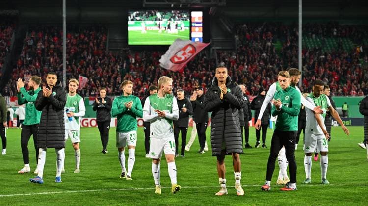 29 10 2025 Soccer Season 2025 2026 DFB Pokal Club Cup 02 Round SpVgg Greuther Fürth Kleeblatt 1 FC Kaiserslautern FCK Rote Teufel Sportfoto Zink xwoxzix regulations prohibit any use of photographs as image sequences and or quasi video Mannschaft Team Fürth after the end of the match