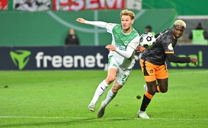 29 10 2025 Soccer Season 2025 2026 DFB Pokal Club Cup 02 Round SpVgg Greuther Fürth Kleeblatt 1 FC Kaiserslautern FCK Rote Teufel Sportfoto Zink MeZi xmexzix regulations prohibit any use of photographs as image sequences and or quasi video Marco John 24, SpVgg Greuther Fürth Afeez Aremu 23, 1 FC Kaiserslautern FCK, rechts