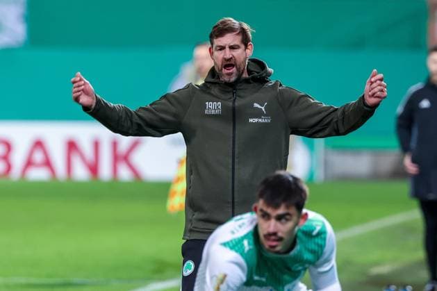 Head coach Thomas Kleine Spvgg Greuther Fuerth gesticulates energetically, gives instructions, cheers on his team, SpVgg Greuther Fuerth vs 1 FC Kaiserslautern, football, men, DFL, DFB Pokal, season 2025 2026, Sportpark Ronhof Thomas Sommer, second round, 29 10 2025 Fuerth Bayern Germany Copyright: xkolbert-press MartinxAgüerax
