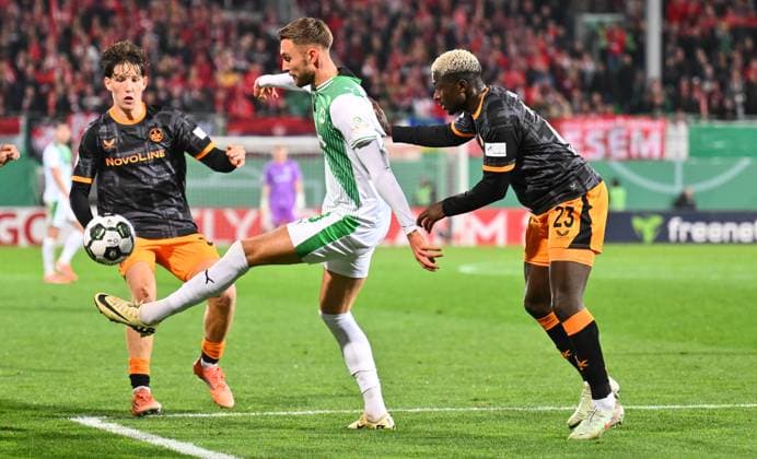 29 10 2025 Soccer Season 2025 2026 DFB Pokal Club Cup 02 Round SpVgg Greuther Fürth Kleeblatt 1 FC Kaiserslautern FCK Rote Teufel Sportfoto Zink xwoxzix regulations prohibit any use of photographs as image sequences and or quasi video Felix Higl 18, SpVgg Greuther Fürth Afeez Aremu 23, 1 FC Kaiserslautern FCK