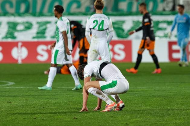 Dejection, disappointment among Marco John 24 Spvgg Greuther Fuerth and teammates after the home defeat, SpVgg Greuther Fuerth vs 1 FC Kaiserslautern, Football, Men, DFL, DFB Cup, Season 2025 2026, Sportpark Ronhof Thomas Sommer, Second round, 29 10 2025 Fuerth Bayern Germany Copyright: xkolbert-press MartinxAgüerax