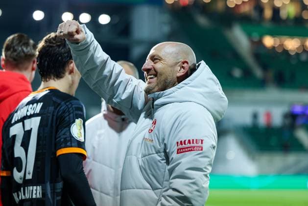 Head coach Torsten Lieberknecht 1 FC Kaiserslautern raises his fist upwards, celebrates the victory with the fans, final cheer, SpVgg Greuther Fuerth vs 1 FC Kaiserslautern, football, men, DFL, DFB Cup, 2025 2026 season, Sportpark Ronhof Thomas Sommer, second round, 29 10 2025 Fuerth Bayern Germany Copyright: xkolbert-press MartinxAgüerax