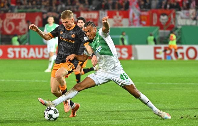 29 10 2025 Soccer Season 2025 2026 DFB Pokal Club Cup 02 Round SpVgg Greuther Fürth Kleeblatt 1 FC Kaiserslautern FCK Rote Teufel Sportfoto Zink MeZi xmexzix regulations prohibit any use of photographs as image sequences and or quasi video Paul Joly 26, 1 FC Kaiserslautern FCK David Abrangao 40, SpVgg Greuther Fürth, rechts