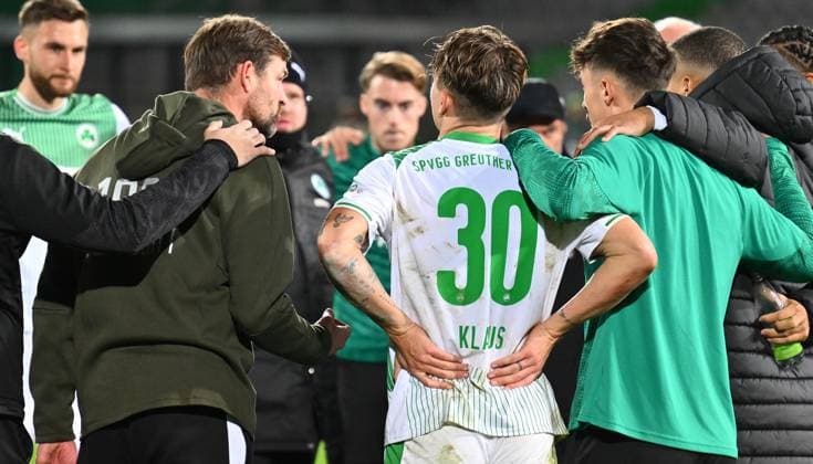 29 10 2025 Soccer Season 2025 2026 DFB Pokal Club Cup 02 Round SpVgg Greuther Fürth Kleeblatt 1 FC Kaiserslautern FCK Rote Teufel Sportfoto Zink xwoxzix regulations prohibit any use of photographs as image sequences and or quasi video Thomas Kleine Trainer SpVgg Greuther Fürth speaks to team Team after end of match