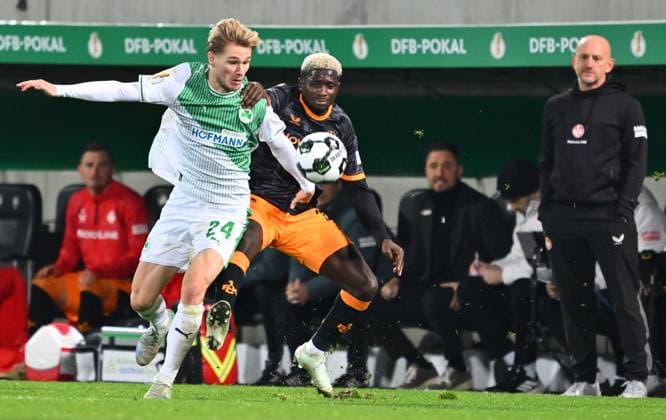 29 10 2025 Soccer Season 2025 2026 DFB Pokal Club Cup 02 Round SpVgg Greuther Fürth Kleeblatt 1 FC Kaiserslautern FCK Rote Teufel Sportfoto Zink xwoxzix regulations prohibit any use of photographs as image sequences and or quasi video Marco John 24, SpVgg Greuther Fürth Afeez Aremu 23, 1 FC Kaiserslautern FCK