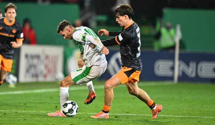 29 10 2025 Soccer Season 2025 2026 DFB Pokal Club Cup 02 Round SpVgg Greuther Fürth Kleeblatt 1 FC Kaiserslautern FCK Rote Teufel Sportfoto Zink xwoxzix regulations prohibit any use of photographs as image sequences and or quasi video Branimir Hrgota 10, SpVgg Greuther Fürth Leon Robinson 37, 1 FC Kaiserslautern FCK