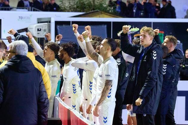 The 1 FC Magdeburg team celebrates with the fans GER, FV Illertissen 1921 e V vs 1 FC Magdeburg, Football, Mens DFB Cup, 2nd round, 2025 2026 season, 29 10 2025 GER, FV Illertissen 1921 e V vs 1 FC Magdeburg, Football, Mens DFB Cup, 2nd round, 2025 2026 season, 29 10 2025 Illertissen Copyright: xEibner-Pressefoto GeraldxOelze-dexStoppanyx EP_ODS