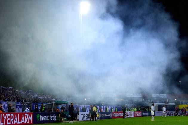 Clouds of smoke over the Voehlin Stadium GER, FV Illertissen 1921 e V vs 1 FC Magdeburg, Football, Mens DFB Cup, 2nd round, 2025 2026 season, 29 10 2025 GER, FV Illertissen 1921 e V vs 1 FC Magdeburg, Football, Mens DFB Cup, 2nd round, 2025 2026 season, 29 10 2025 Illertissen Copyright: xEibner-Pressefoto GeraldxOelze-dexStoppanyx EP_ODS