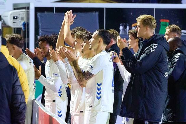 The 1 FC Magdeburg team celebrates with the fans GER, FV Illertissen 1921 e V vs 1 FC Magdeburg, Football, Mens DFB Cup, 2nd round, 2025 2026 season, 29 10 2025 GER, FV Illertissen 1921 e V vs 1 FC Magdeburg, Football, Mens DFB Cup, 2nd round, 2025 2026 season, 29 10 2025 Illertissen Copyright: xEibner-Pressefoto GeraldxOelze-dexStoppanyx EP_ODS