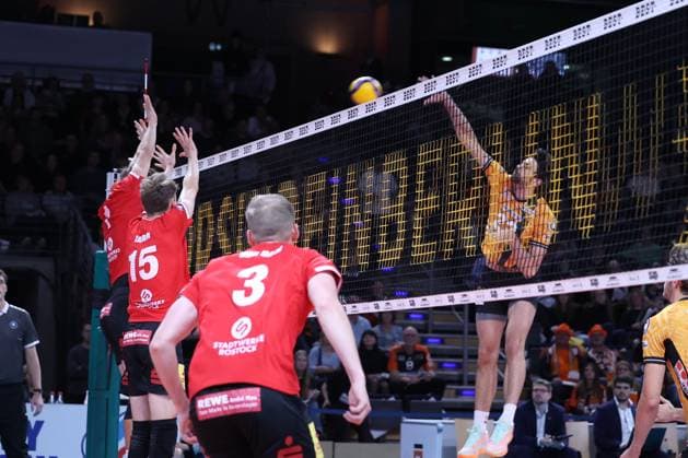 Jake Hanes (BRVolleys, 22) with the spike, BRVolleys vs SV Warnemünde, Bundesliga, 2025_10_21 , Spieltag 3, Photo: Foot.Bowl Thomas Sobotzki Copyright: xFootxBowl ThomasxSobotzkix