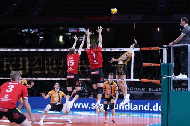 Nolan Flexen (BRVolleys, 09) with a spike, BRVolleys vs SV Warnemünde, Bundesliga, 2025_10_21 , Spieltag 3, Photo: Foot.Bowl Thomas Sobotzki Copyright: xFootxBowl ThomasxSobotzkix