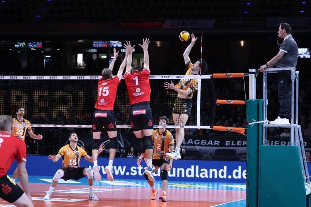 Nolan Flexen (BRVolleys, 09) with a spike, BRVolleys vs SV Warnemünde, Bundesliga, 2025_10_21 , Spieltag 3, Photo: Foot.Bowl Thomas Sobotzki Copyright: xFootxBowl ThomasxSobotzkix