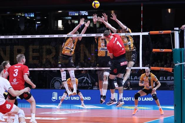 Fedor Ivanov (BRVolleys, 33), Nehemiah Mote (BRVolleys, 05) und Nolan Flexen (BRVolleys, 09) with a block,, BRVolleys vs SV Warnemünde, Bundesliga, 2025_10_21 , Spieltag 3, Photo: Foot.Bowl Thomas Sobotzki Copyright: xFootxBowl ThomasxSobotzkix