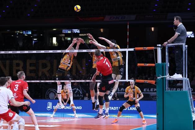 Fedor Ivanov (BRVolleys, 33), Nehemiah Mote (BRVolleys, 05) und Nolan Flexen (BRVolleys, 09) with a block,BRVolleys vs SV Warnemünde, Bundesliga, 2025_10_21 , Spieltag 3, Photo: Foot.Bowl Thomas Sobotzki Copyright: xFootxBowl ThomasxSobotzkix