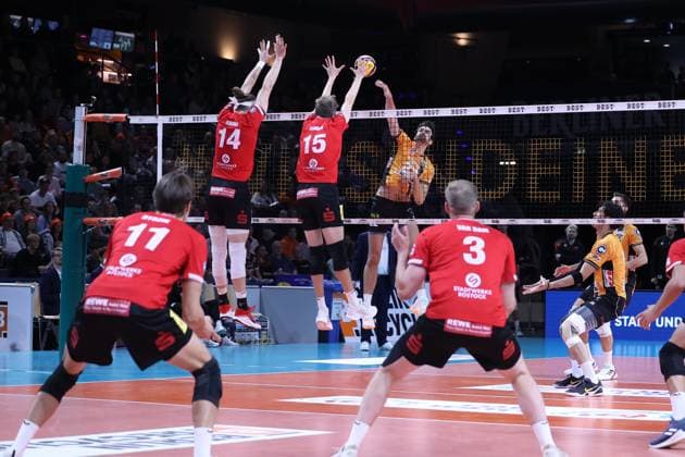 Jake Hanes (BRVolleys, 22) by the spike, Jan-philipp Krabel (SV Warnemünde, 14), Tobias Zander (SV Warnemünde, 15) by the block, BRVolleys vs SV Warnemünde, Bundesliga, 2025_10_21 , Spieltag 3, Photo: Foot.Bowl Thomas Sobotzki Copyright: xFootxBowl ThomasxSobotzkix